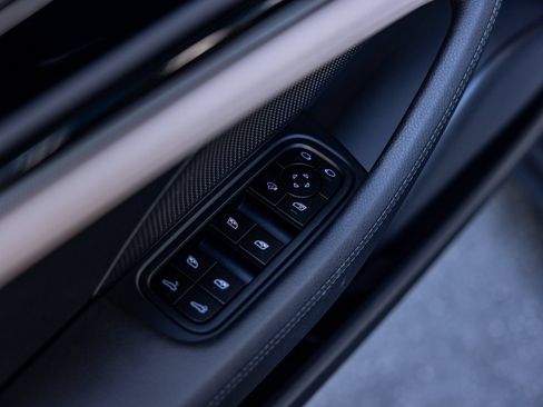 Certified 2025 Porsche Panamera image 38
