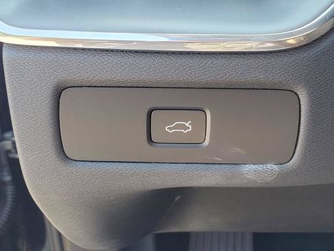 Certified 2025 Volvo XC60 B5 Core AWD/4WD image 17