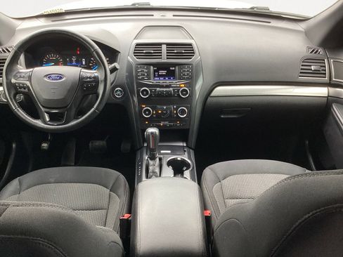 Used 2019 Ford Explorer XLT image 4