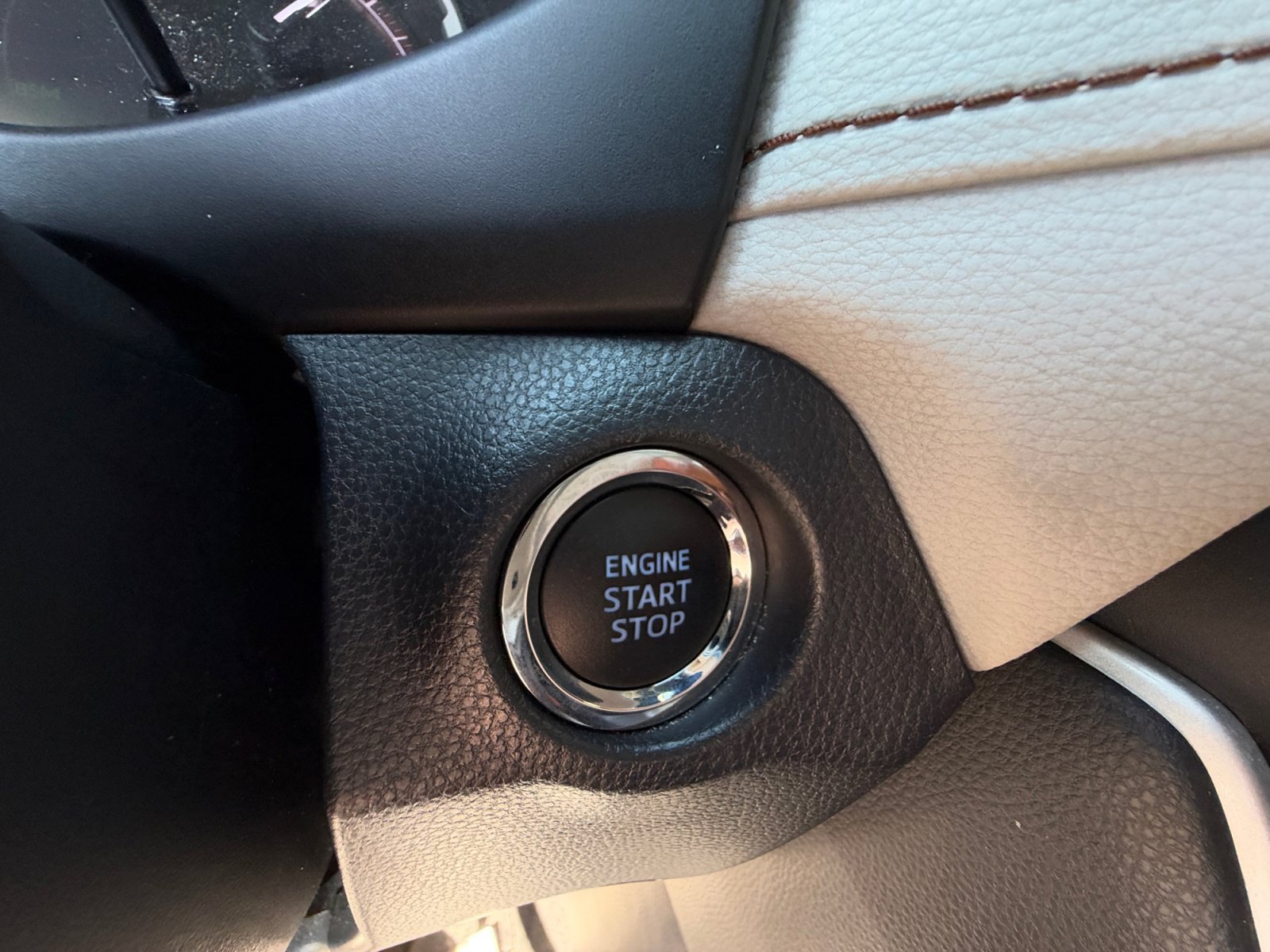Used 2020 Toyota RAV4 Limited FWD image 30
