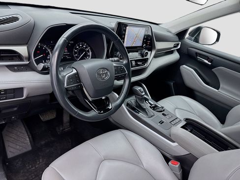 Used 2021 Toyota Highlander XLE image 7
