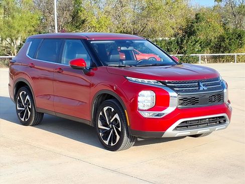 Used 2024 Mitsubishi Outlander SE image 3