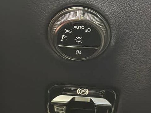 Used 2025 Mercedes-Benz GLC 350e 4MATIC image 18