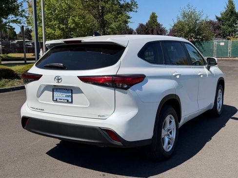 Used 2023 Toyota Highlander L AWD/4WD image 8