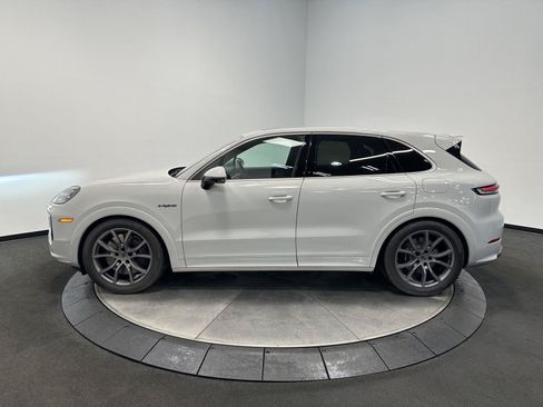 Certified 2025 Porsche Cayenne Turbo AWD/4WD image 3