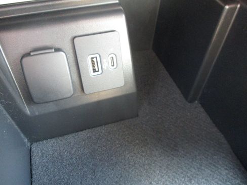 Used 2024 Ford Explorer XLT w/ Equipment Group 202A AWD/4WD image 28
