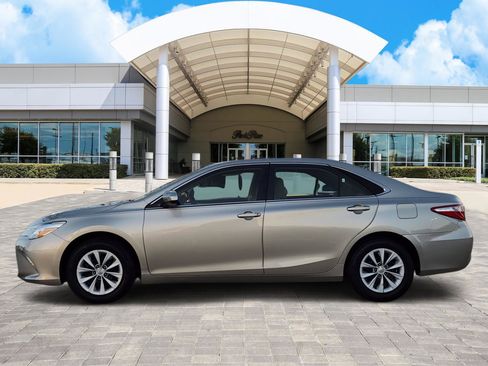 Used 2015 Toyota Camry LE image 3