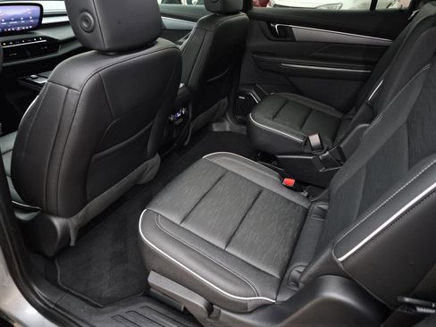 Certified 2025 Buick Enclave Sport Touring w/ Power Package FWD image 17