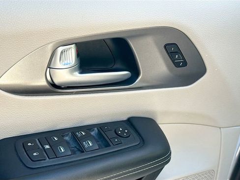 Used 2024 Chrysler Pacifica Touring-L image 19