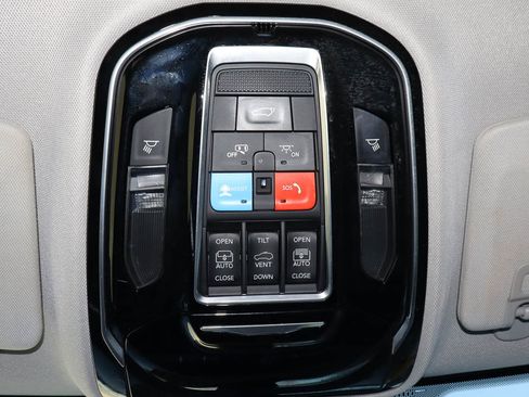 Used 2022 Jeep Grand Cherokee Overland w/ Luxury Tech Group IV AWD/4WD image 33