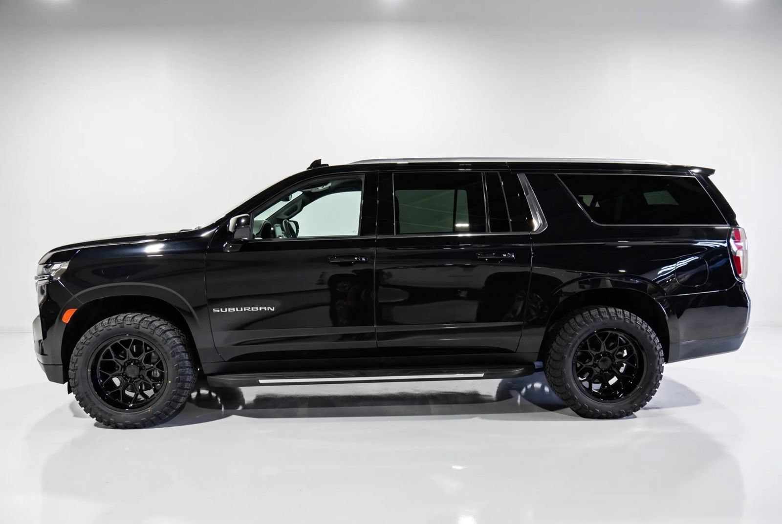 Used 2021 Chevrolet Suburban LS w/ Driver Alert Package AWD/4WD image 4
