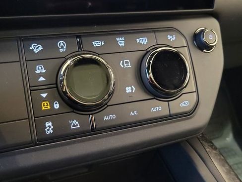 New 2026 Land Rover Defender 110 AWD/4WD image 31