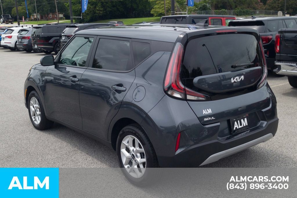 Used 2025 Kia Soul LX w/ LX Technology Package FWD image 9