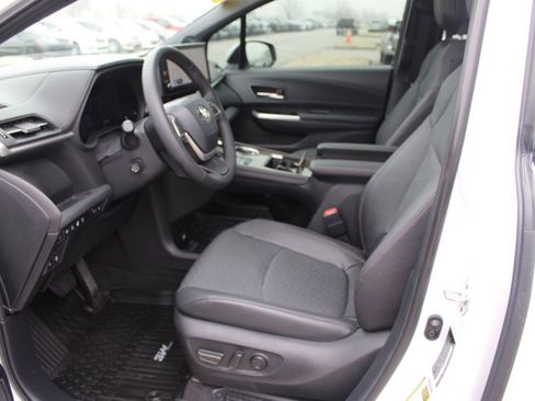 Used 2025 Toyota Sienna Platinum image 17