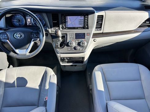 Used 2018 Toyota Sienna XLE Premium image 14