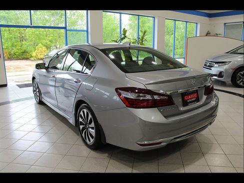 Used 2017 Honda Accord Touring image 7