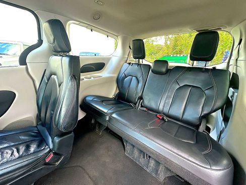 Used 2022 Chrysler Pacifica Touring-L image 24