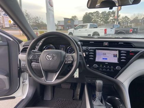 Used 2020 Toyota Camry LE image 10