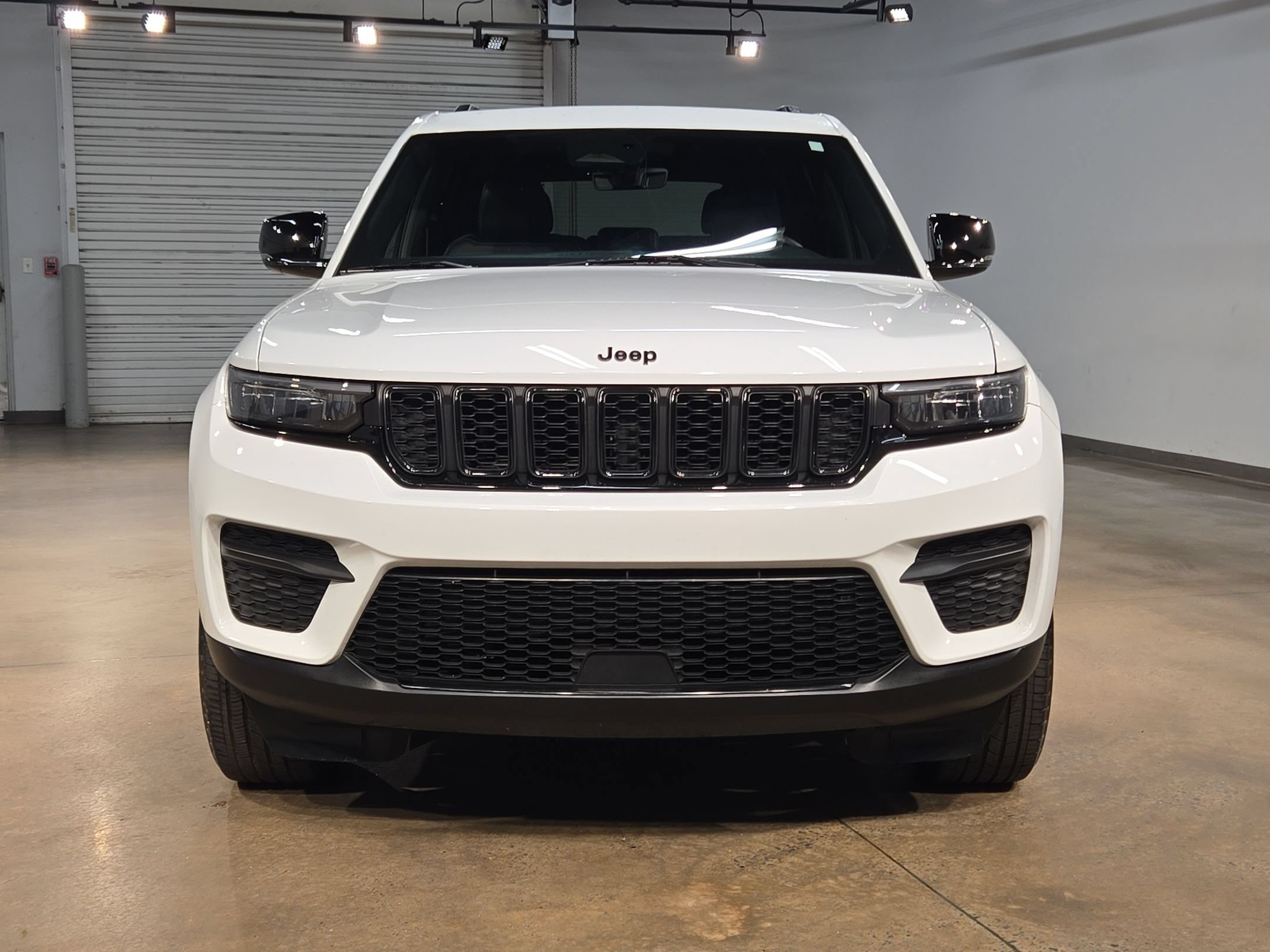 Used 2025 Jeep Grand Cherokee Altitude AWD/4WD image 2