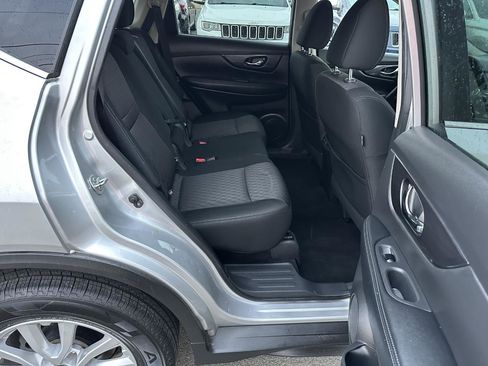 Used 2017 Nissan Rogue SV image 11