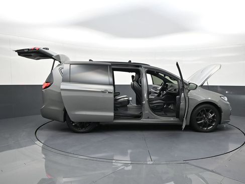 Used 2022 Chrysler Pacifica Limited w/ S Appearance Package image 30