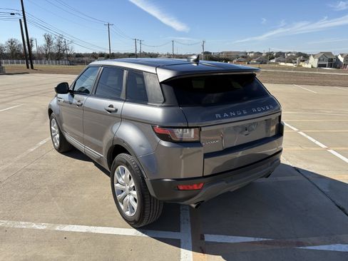 Used 2018 Land Rover Range Rover Evoque SE image 3