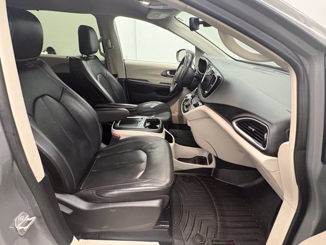 Used 2022 Chrysler Pacifica Touring-L FWD image 45