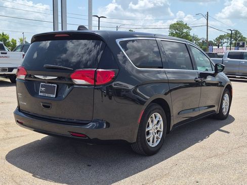 Used 2023 Chrysler Voyager LX FWD image 6