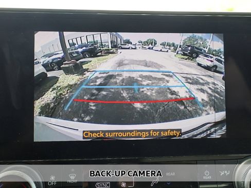 Used 2023 Toyota Highlander XLE FWD image 12