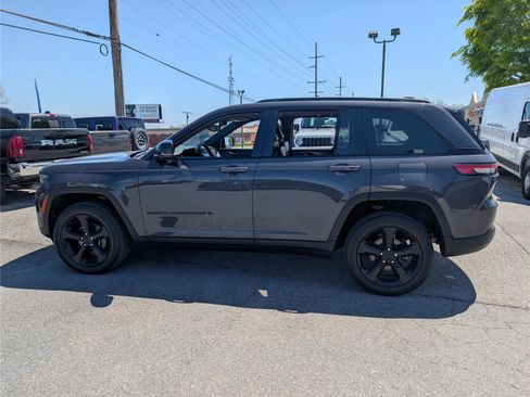 Used 2023 Jeep Grand Cherokee Altitude image 2