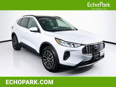 Used 2025 Ford Escape SE image 1