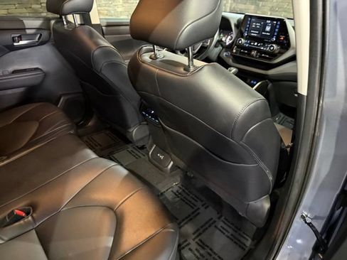 Used 2022 Toyota Highlander XLE AWD/4WD image 4