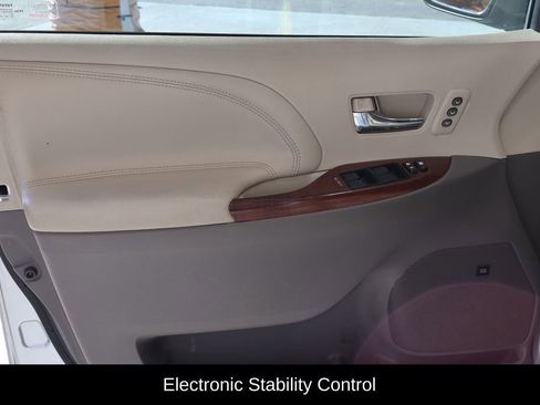 Used 2011 Toyota Sienna Limited w/ Premium Pkg image 15