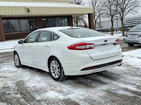 Used 2017 Ford Fusion SE w/ Fusion SE Technology Package image 3