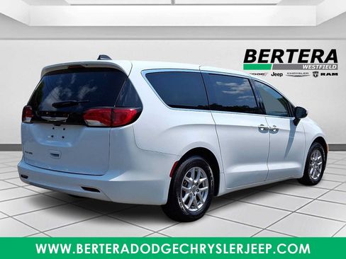 Used 2022 Chrysler Voyager LX FWD image 6