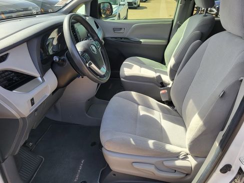 Used 2020 Toyota Sienna L FWD image 18