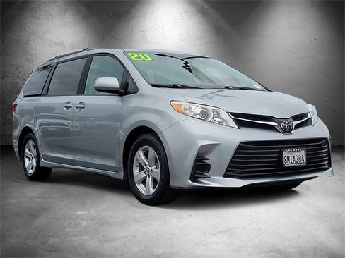 Used 2020 Toyota Sienna LE w/ Carpet Mat Package image 2
