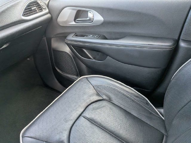 Used 2025 Chrysler Pacifica Limited FWD image 18