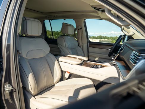 Used 2023 Jeep Grand Wagoneer Series II AWD/4WD image 29