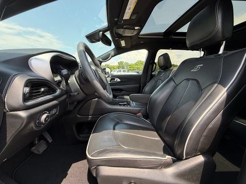 Used 2025 Chrysler Pacifica Limited FWD image 22