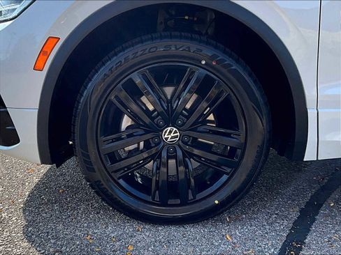 Used 2022 Volkswagen Tiguan SE R-Line image 7