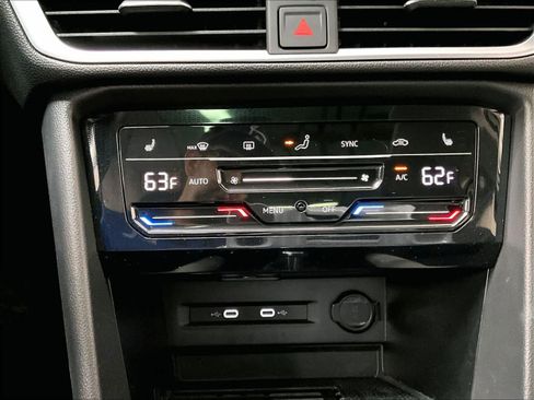 Used 2025 Volkswagen Taos SE w/ Panoramic Sunroof Package image 35