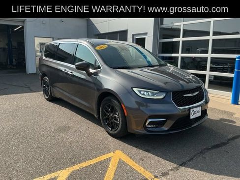 Used 2023 Chrysler Pacifica Touring-L FWD image 2