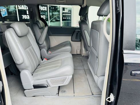 Used 2008 Chrysler Town & Country Touring FWD image 37