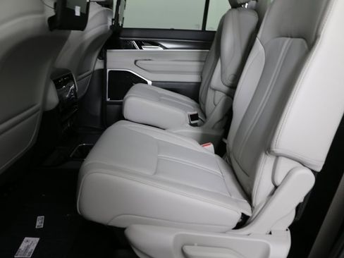 New 2024 Jeep Wagoneer L Series III w/ Premium Group I image 10