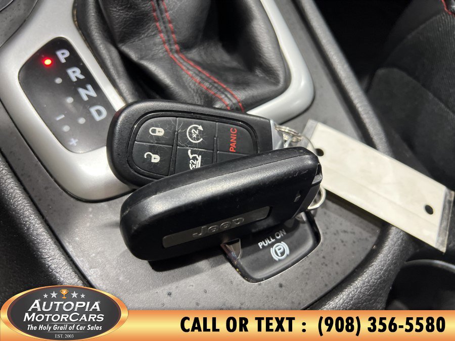 Used 2018 Jeep Cherokee Trailhawk AWD/4WD image 42