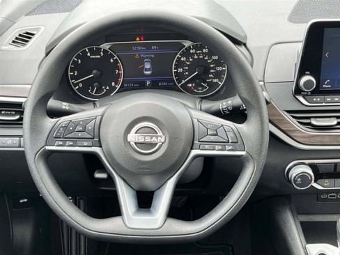 Used 2025 Nissan Altima 2.5 SV FWD image 18