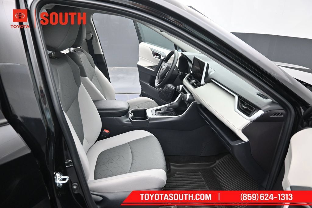 Used 2025 Toyota RAV4 XLE AWD/4WD image 29