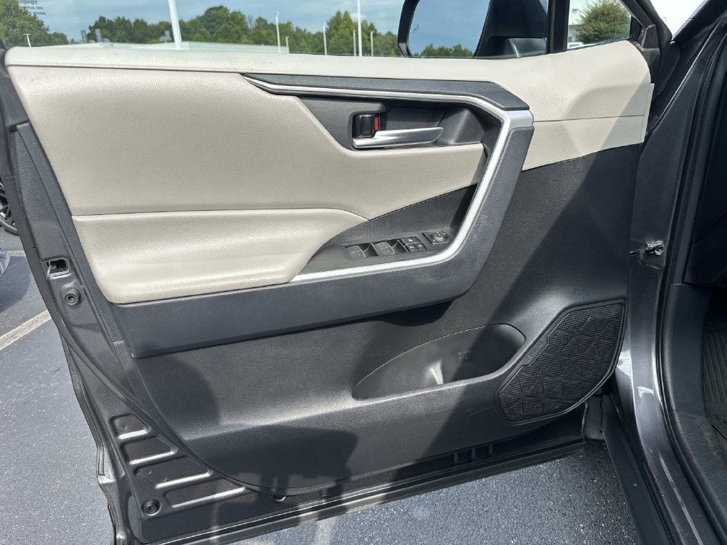 Used 2025 Toyota RAV4 XLE FWD image 18