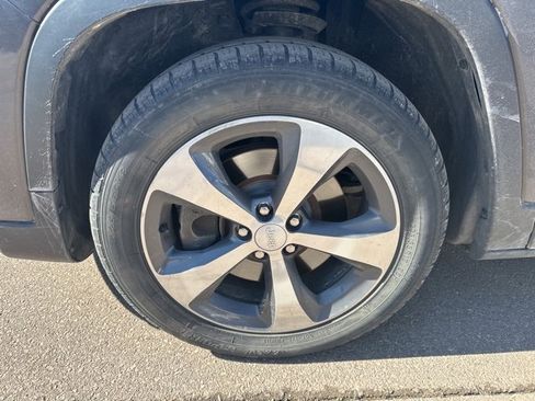 Used 2019 Jeep Cherokee Limited image 2